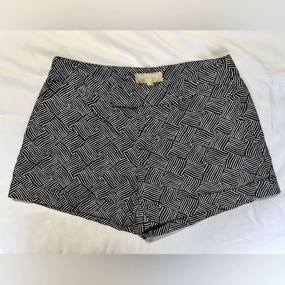 Banana Republic Size 4 Ryan Fit Shorts